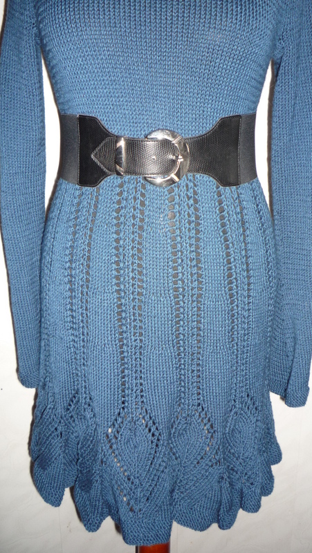 The dark blue dress picture no. 2