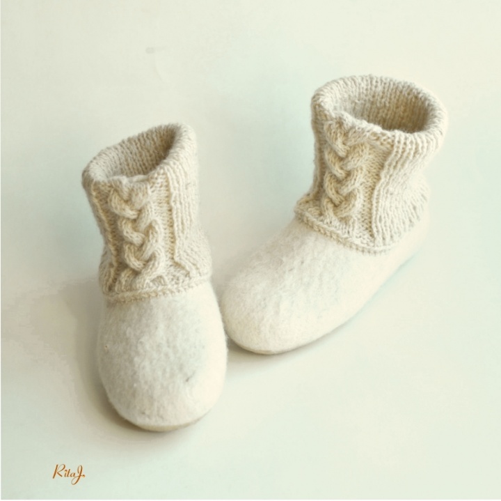 Natural wool slippers with needlework