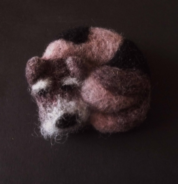 Brooch Sleeping puppy