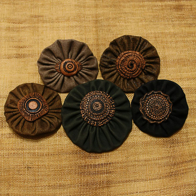 Leather brooch " eyes " picture no. 2