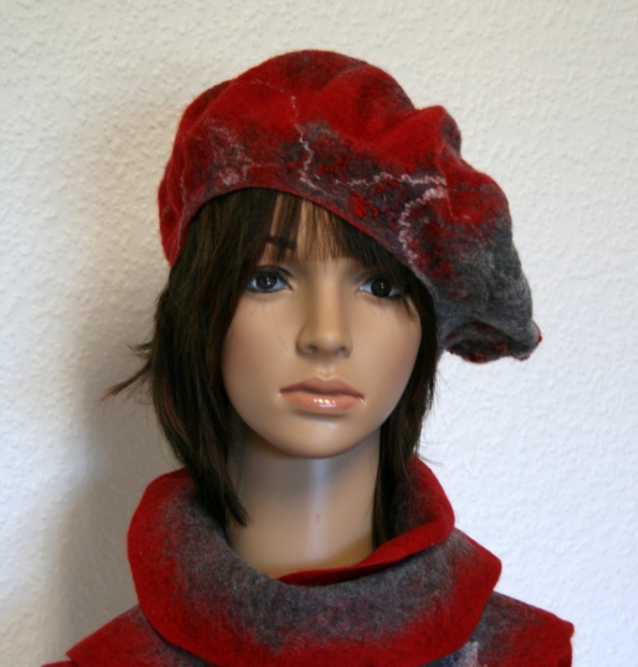 Beret and scarf " poppy field "