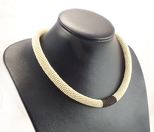 Beige crocheted necklace picture no. 3