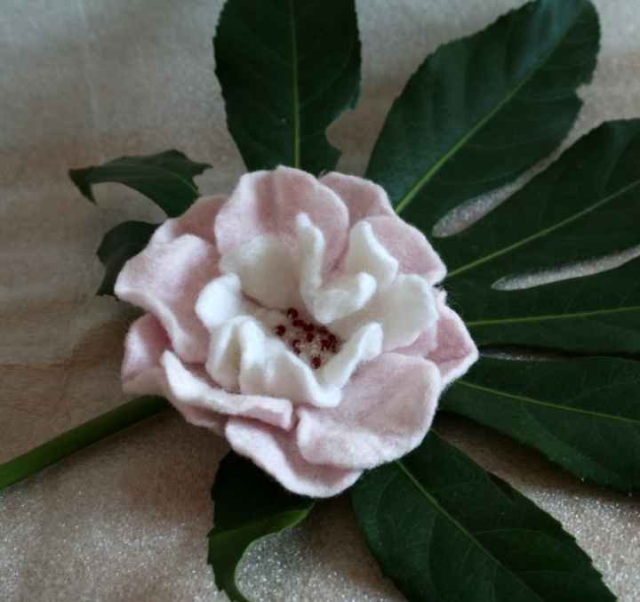 Brooch " Softness " picture no. 2