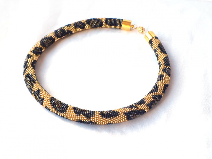 Crocheted bead necklace (tow)