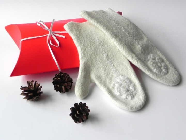 Felted wool gloves white