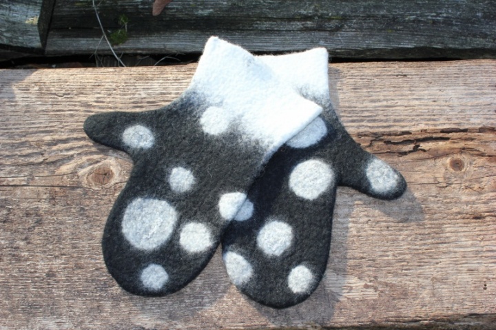 Felt Gloves for women " juodabalta "