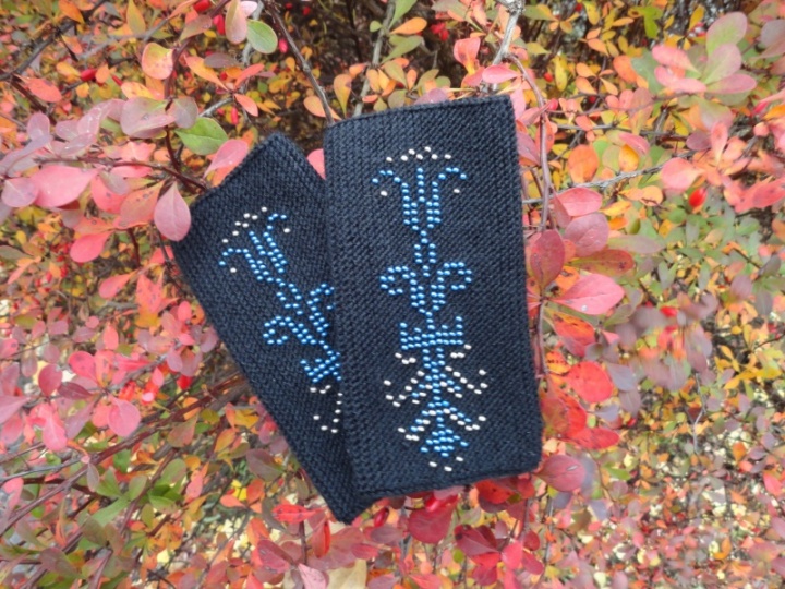 black wristlets picture no. 2