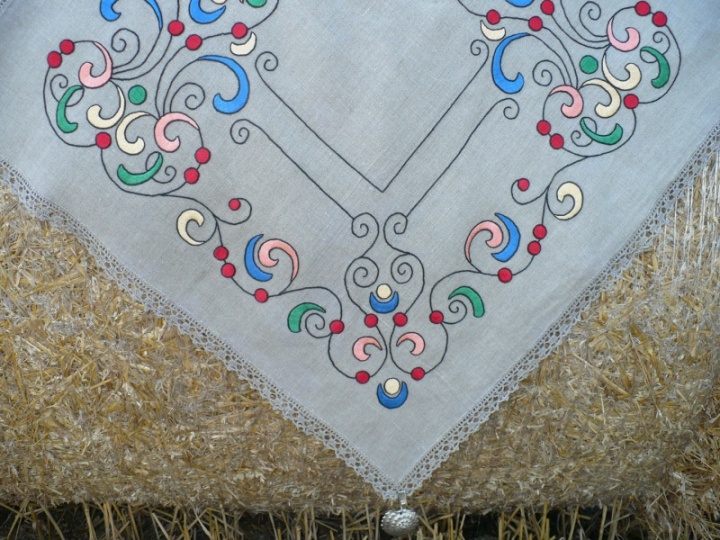 Natural linen embroidered lace