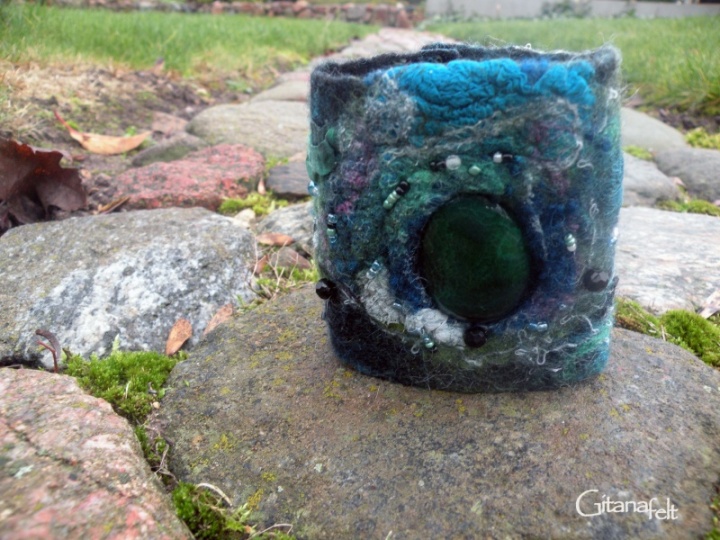 Felted bracelet " Cat eye "