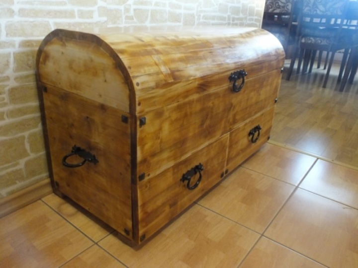 The ark-chest of drawers