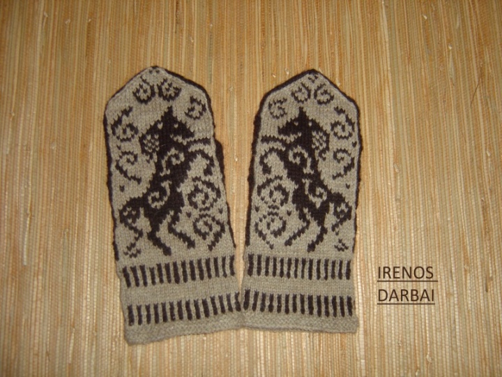 Knitted gloves