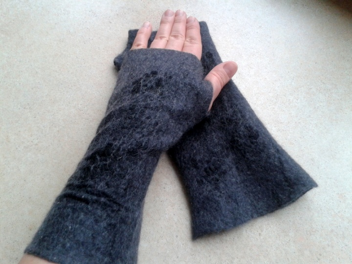 Gray wrist warmers with fingers picture no. 2