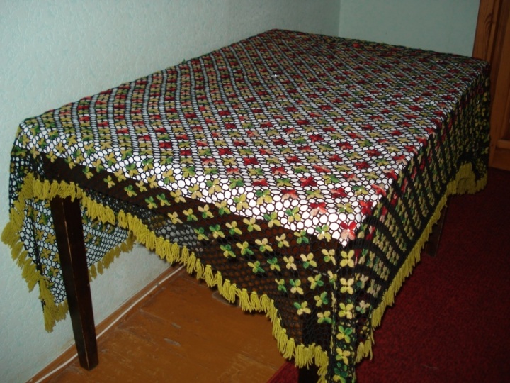 Crocheted and embroidered tablecloth picture no. 2