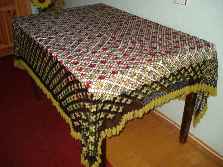 Crocheted and embroidered tablecloth picture no. 3