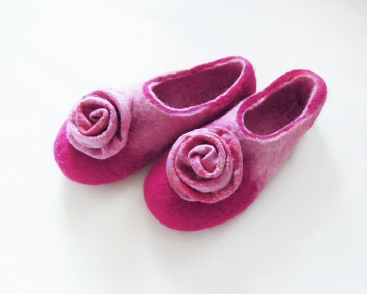 Slippers with flower