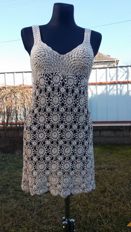 Nerta blizgi suknelė