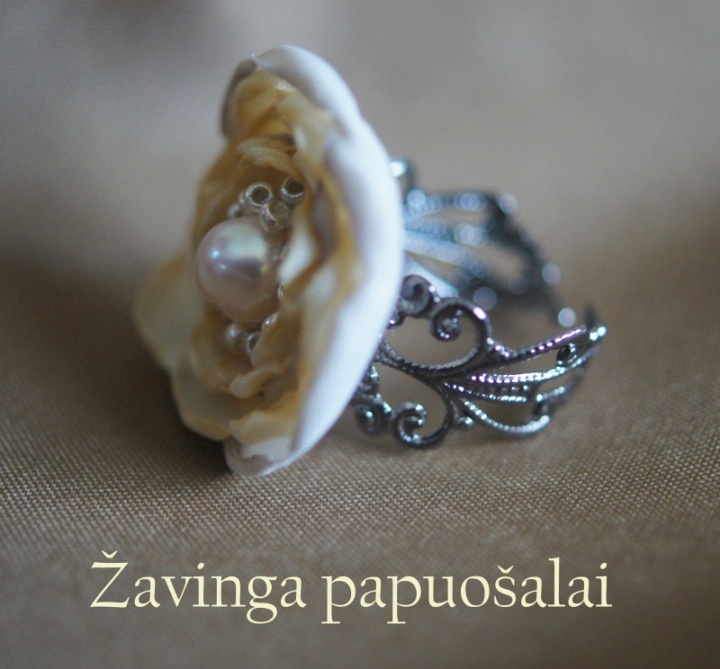 Cream-colored ring with the pearl