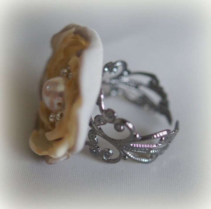 Cream-colored ring with the pearl picture no. 2