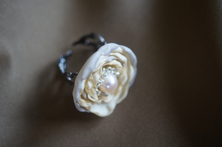 Cream-colored ring with the pearl picture no. 3