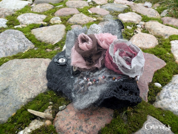 Felted bracelet " Rose Manor " picture no. 2