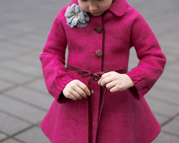 Raspberry-colored coat girl picture no. 2