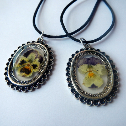 Pendants with pansies