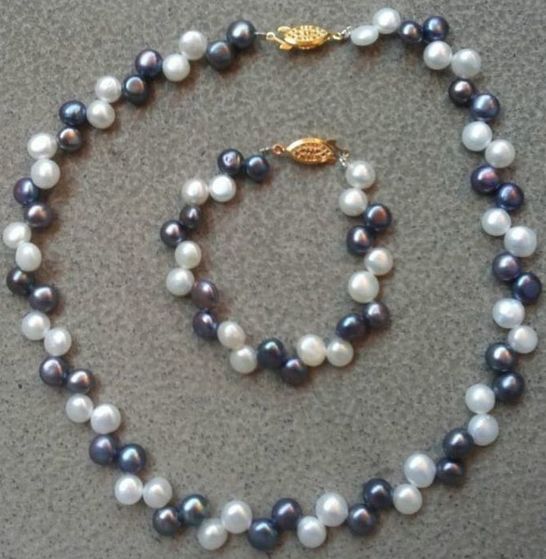 Natural pearl necklace and bracelet
