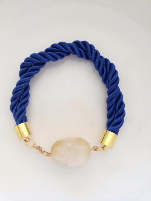 Rotate the blue rope bracelet with nephritis