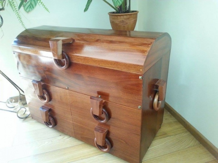 Chest-mahogany chest of drawers