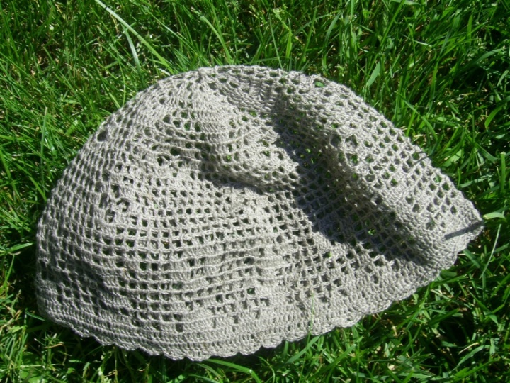 Hat of natural linen