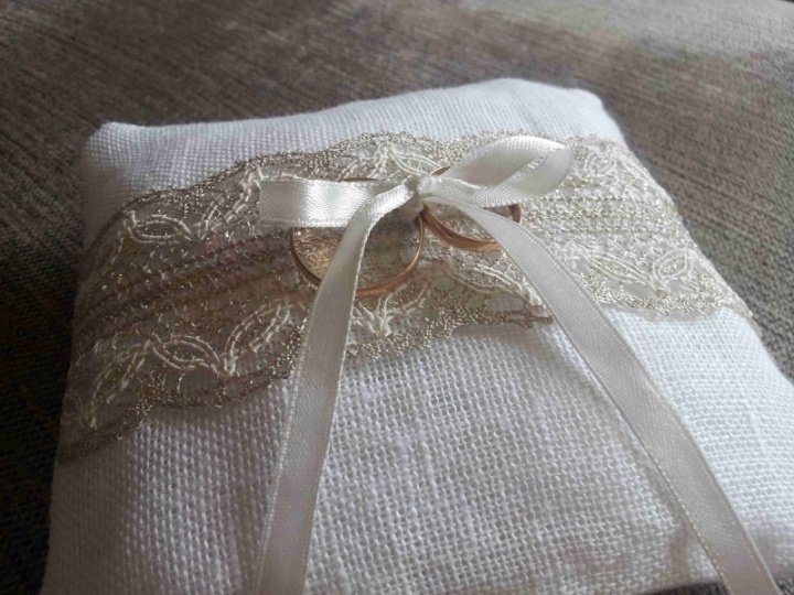 Wedding ring cushion