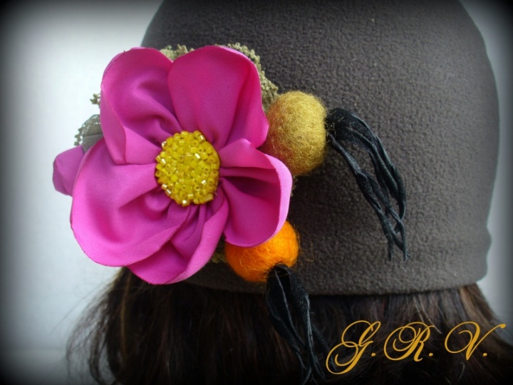 Brooch " Rosehips "