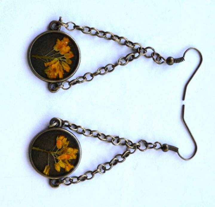 Earrings with real flowers