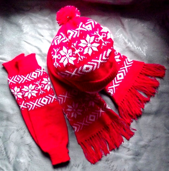 Hat, scarf and leggings