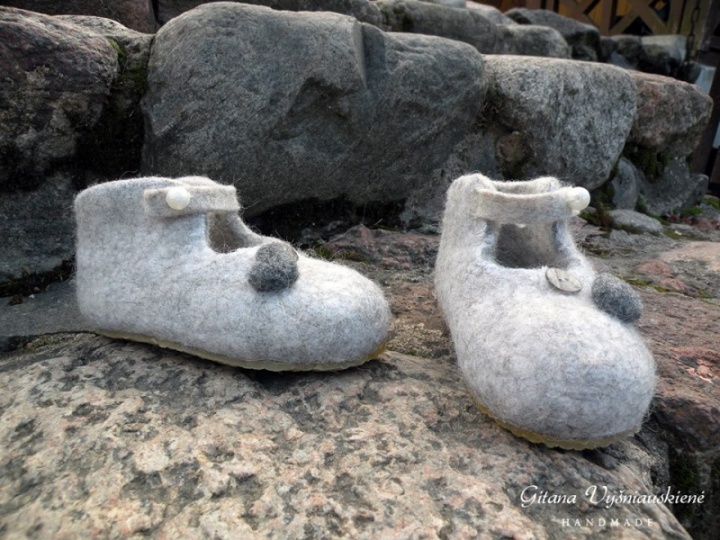 Children felt shoes Hearts picture no. 3