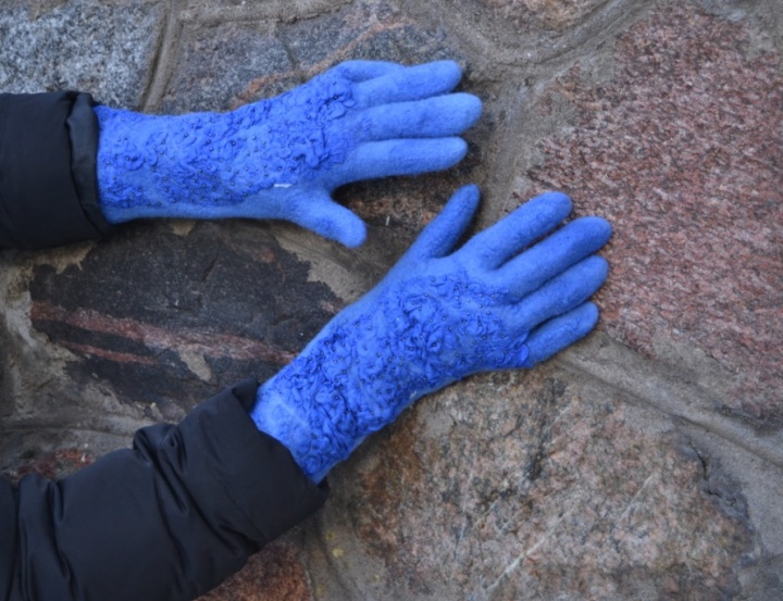 Blue-fingered gloves