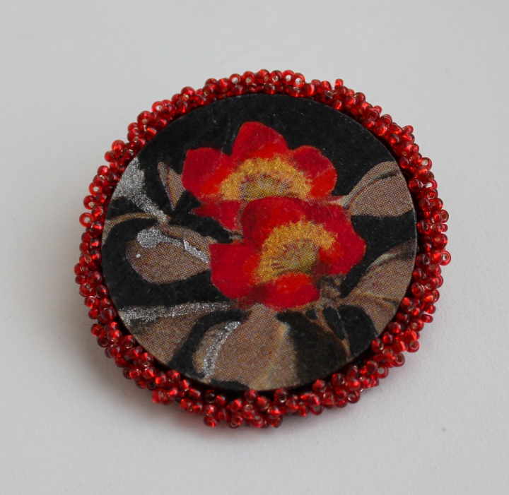 raudonai juoda