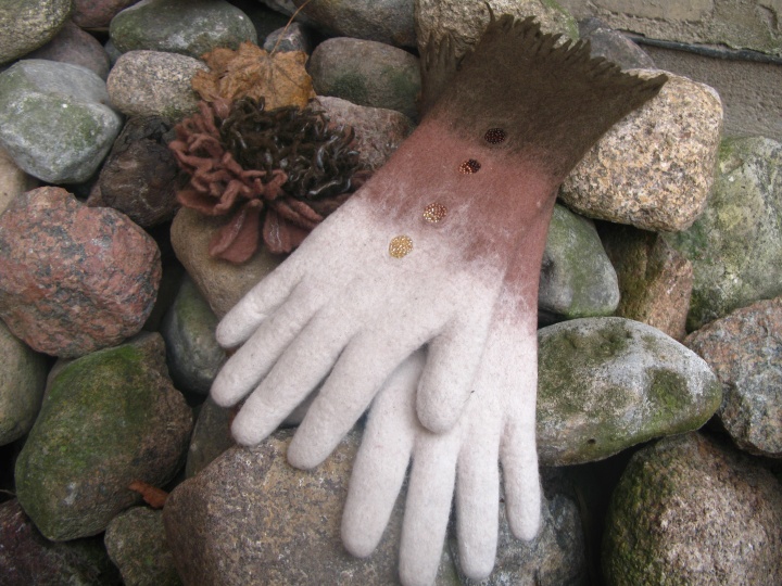 Gloves and brooch picture no. 3