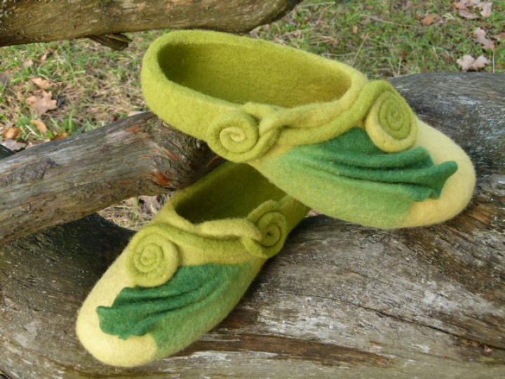 Green felted slippers female " Present "