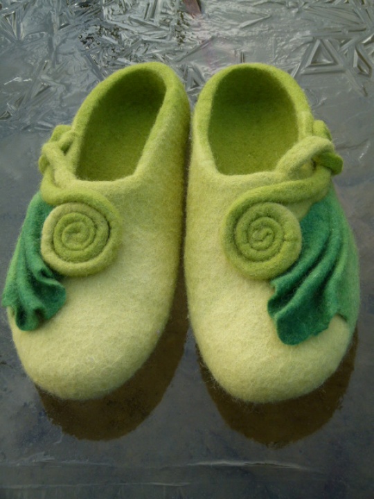 Green felted slippers female " Present " picture no. 2