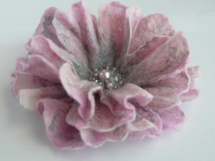 Sage flower pilakis with pink accents.