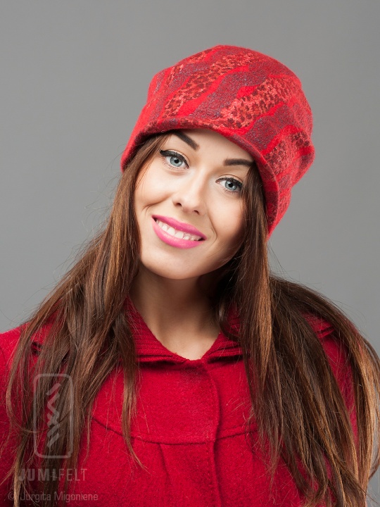 Raudona "sprotinė" kepurė