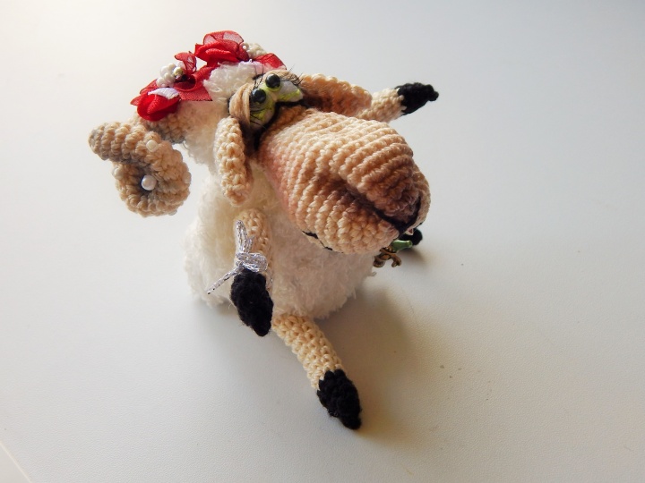 Crocheted lamb - a symbol of the year 2015 / Crocheted decorated toy figurines / Gift picture no. 3