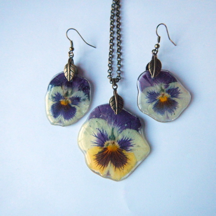 Set with pansies