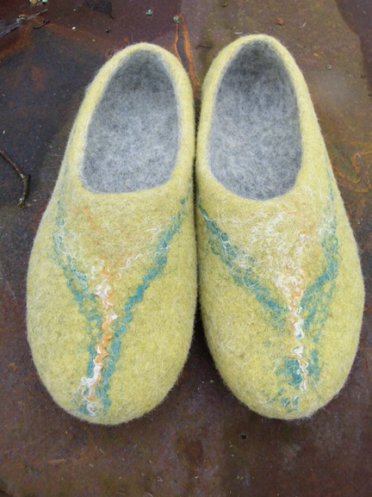 green-gray felted slippers " & quot crossroads; picture no. 2