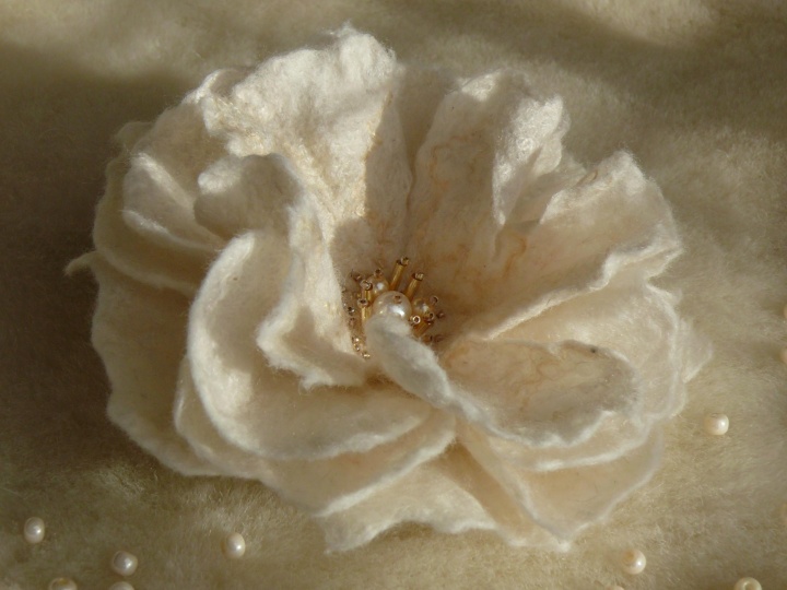 Flower brooch white. picture no. 2