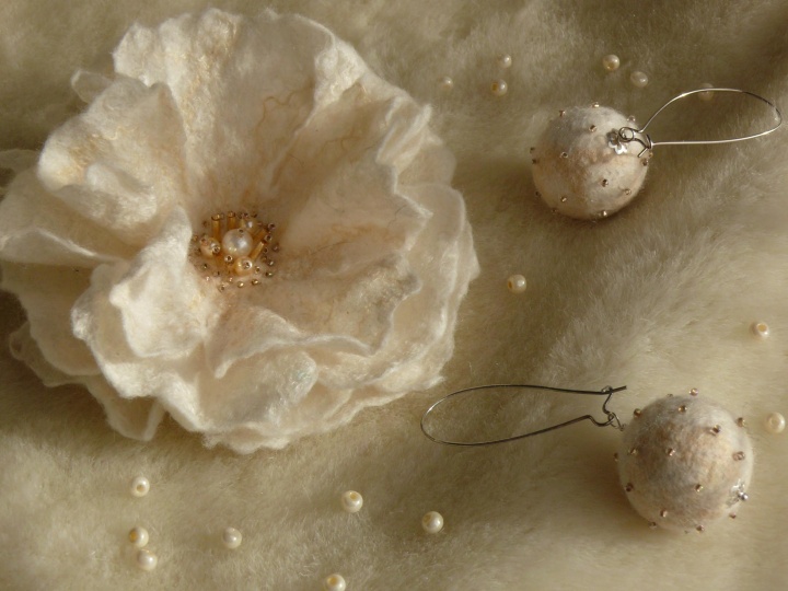 Flower brooch white.