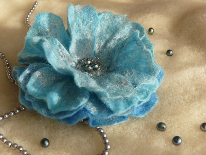 Flower brooch and earrings. picture no. 3