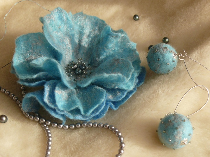 Flower brooch and earrings.