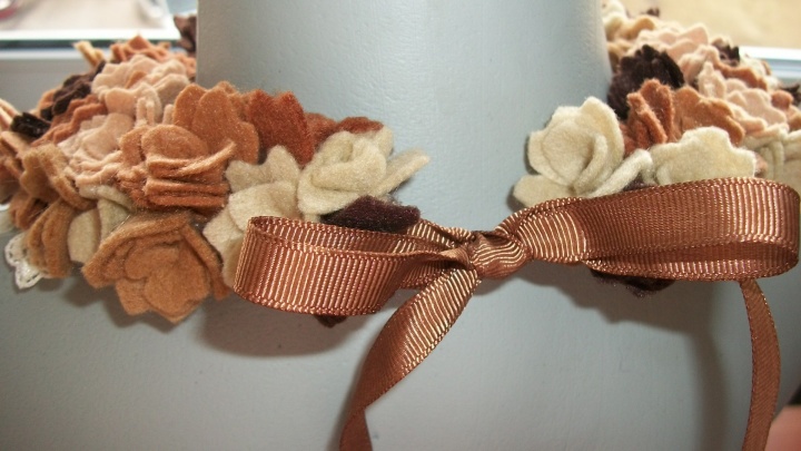 In original necklace of synthetic felt picture no. 2